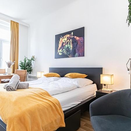 Explore Vienna: 1Br Retreat Near Westbahnhof Buitenkant foto