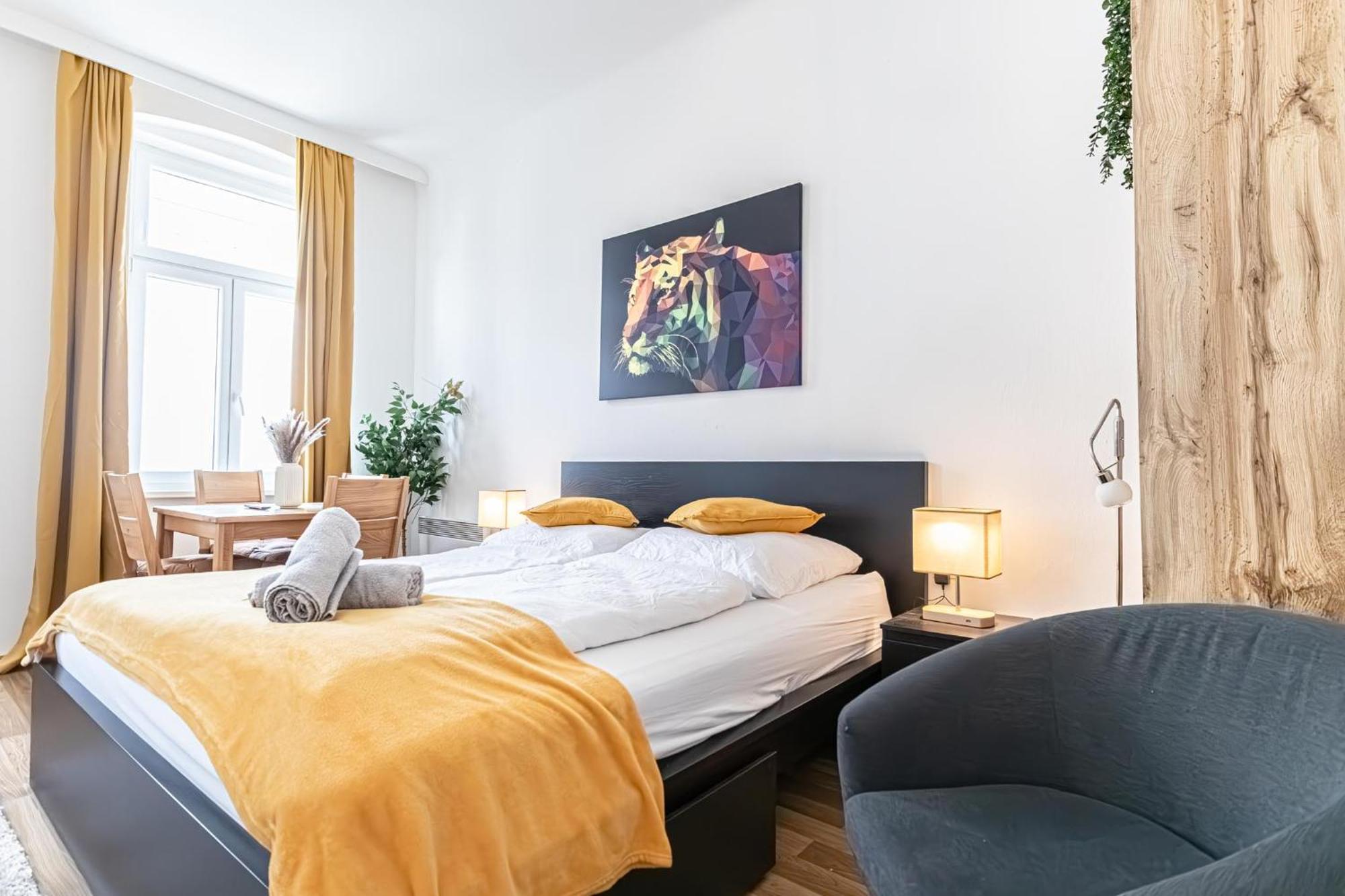 Explore Vienna: 1Br Retreat Near Westbahnhof Buitenkant foto