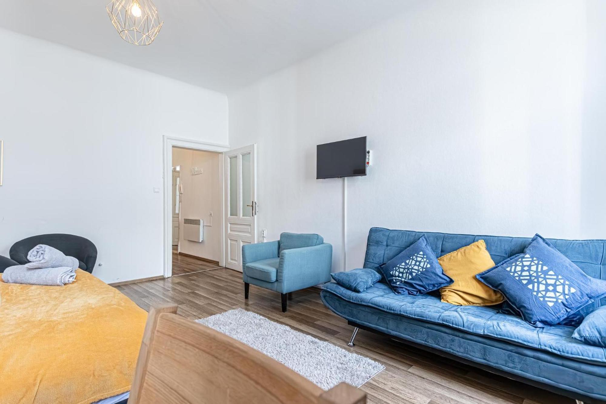 Explore Vienna: 1Br Retreat Near Westbahnhof Buitenkant foto