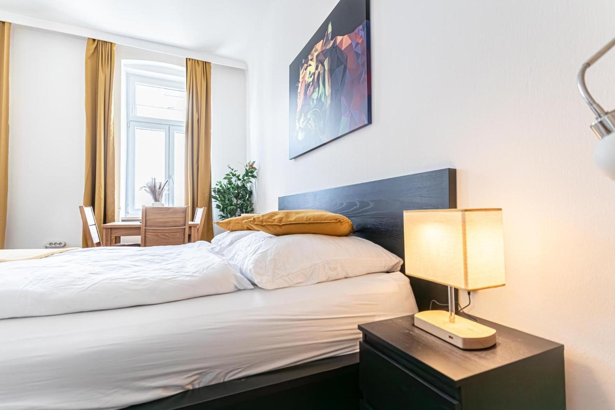 Explore Vienna: 1Br Retreat Near Westbahnhof Buitenkant foto