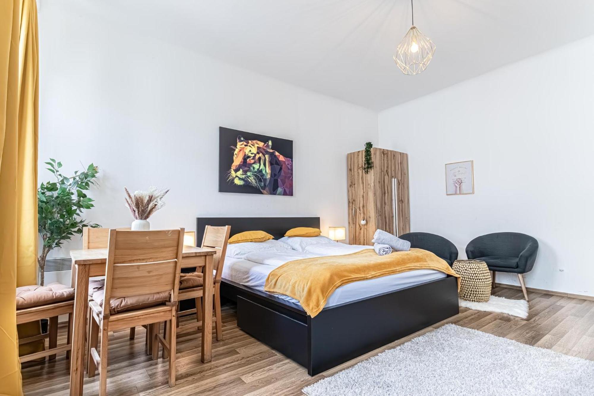 Explore Vienna: 1Br Retreat Near Westbahnhof Buitenkant foto