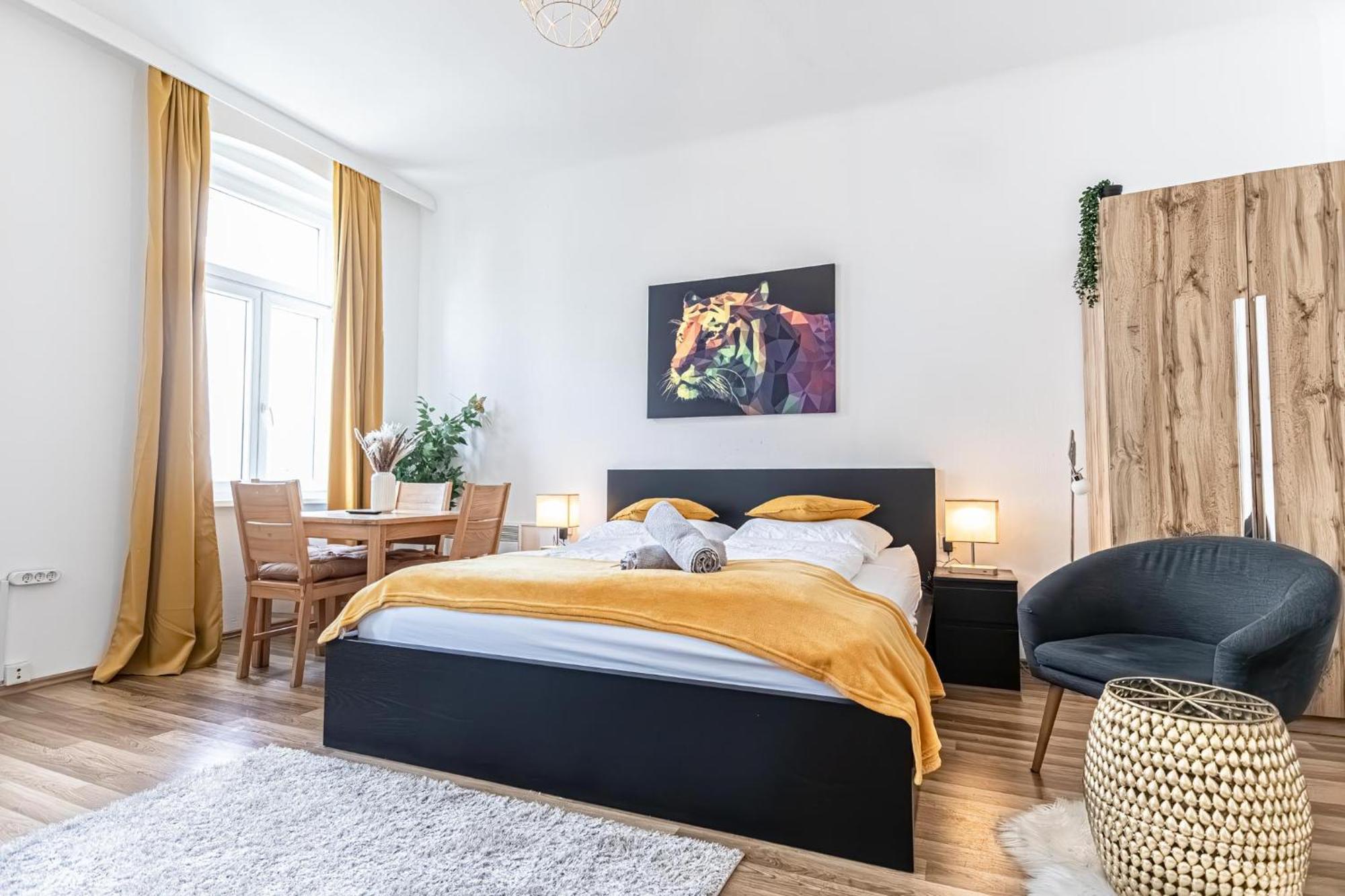 Explore Vienna: 1Br Retreat Near Westbahnhof Buitenkant foto