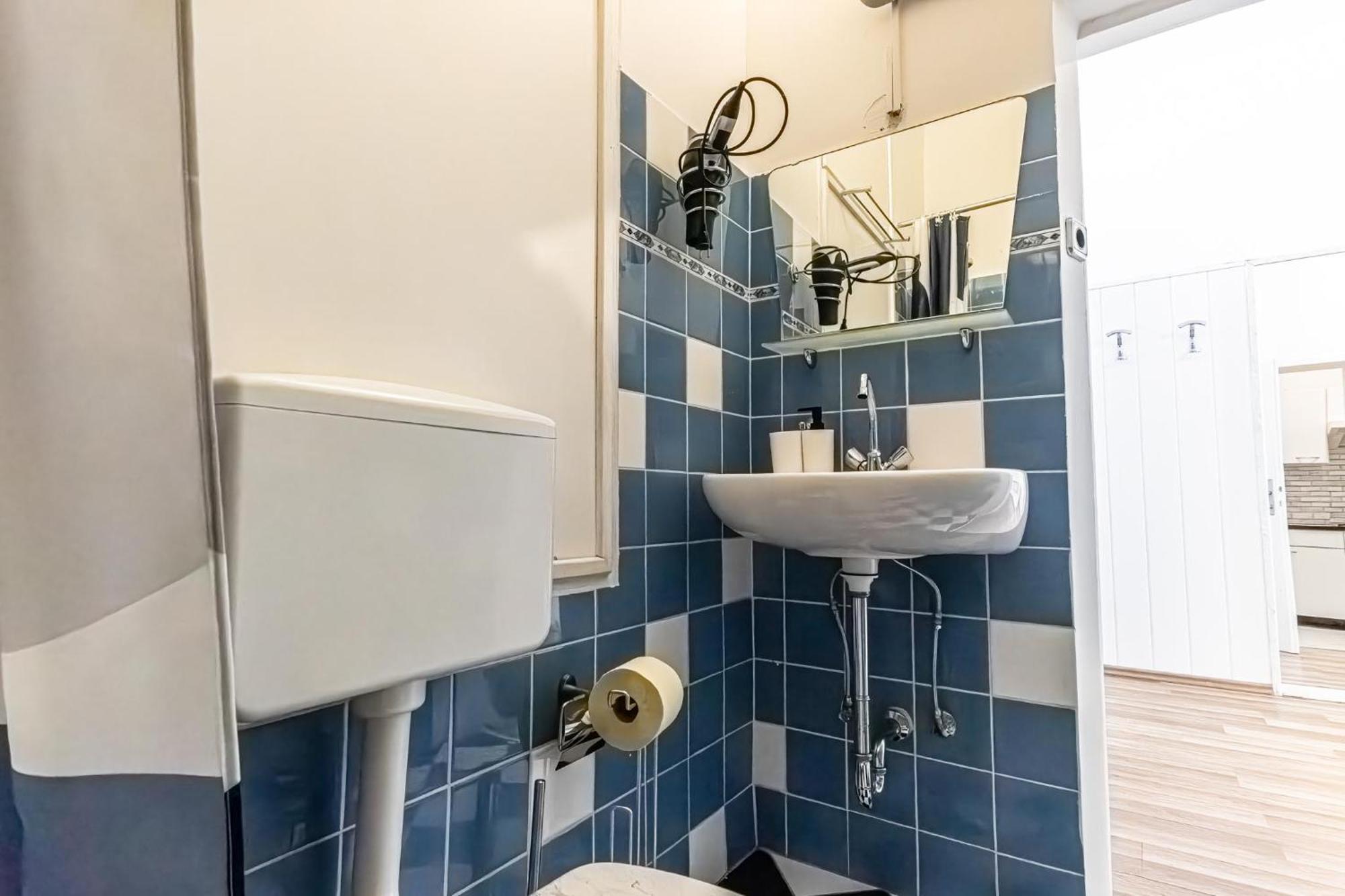 Explore Vienna: 1Br Retreat Near Westbahnhof Buitenkant foto