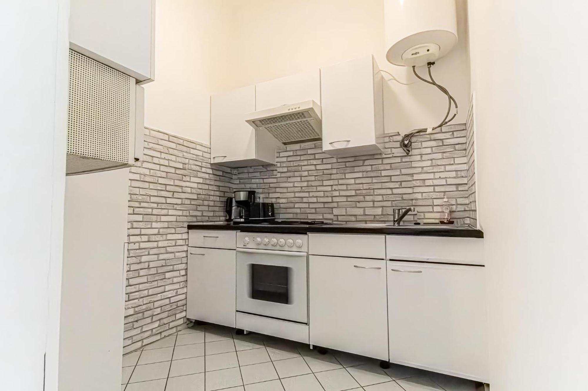 Explore Vienna: 1Br Retreat Near Westbahnhof Buitenkant foto