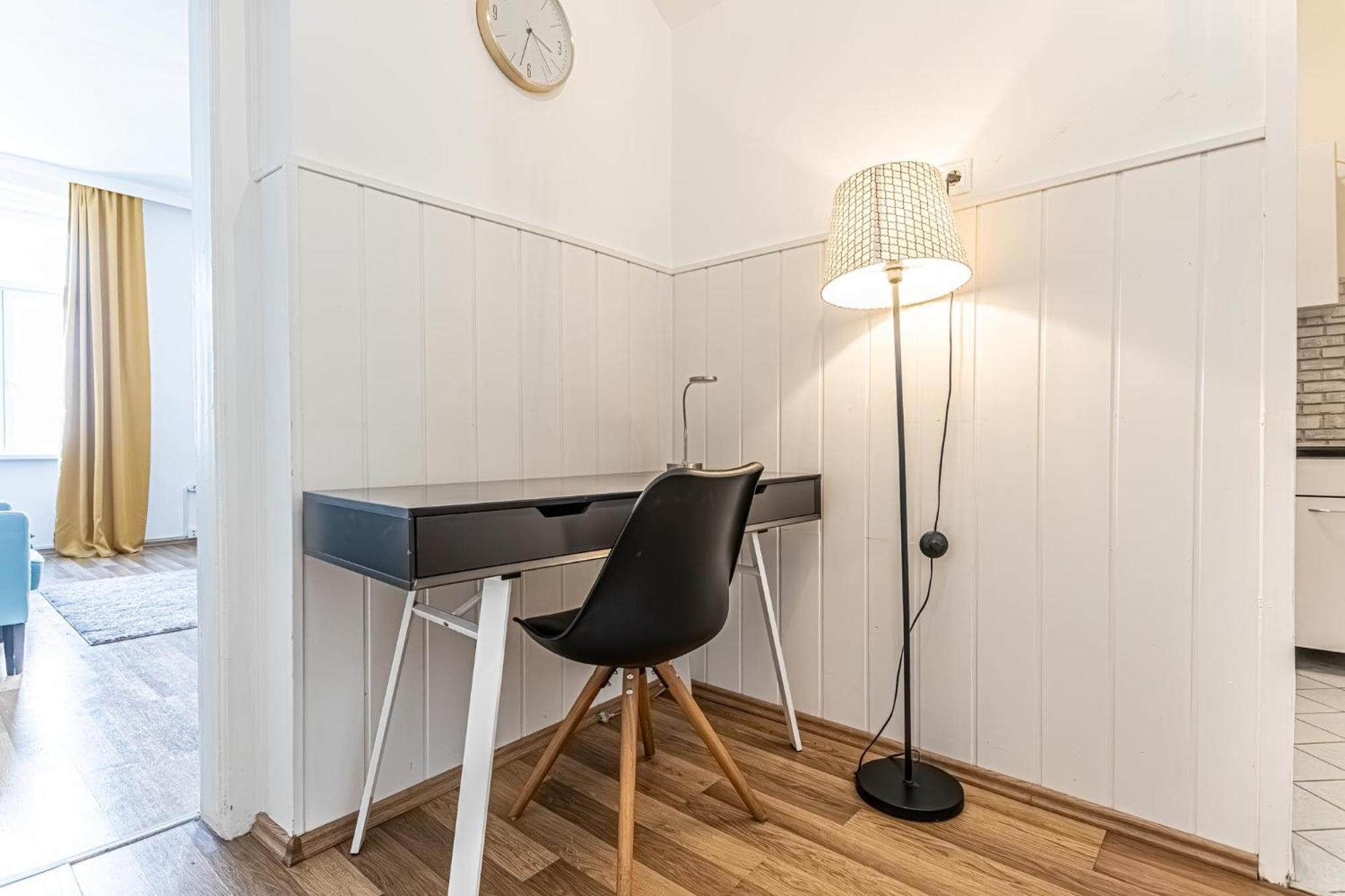 Explore Vienna: 1Br Retreat Near Westbahnhof Buitenkant foto