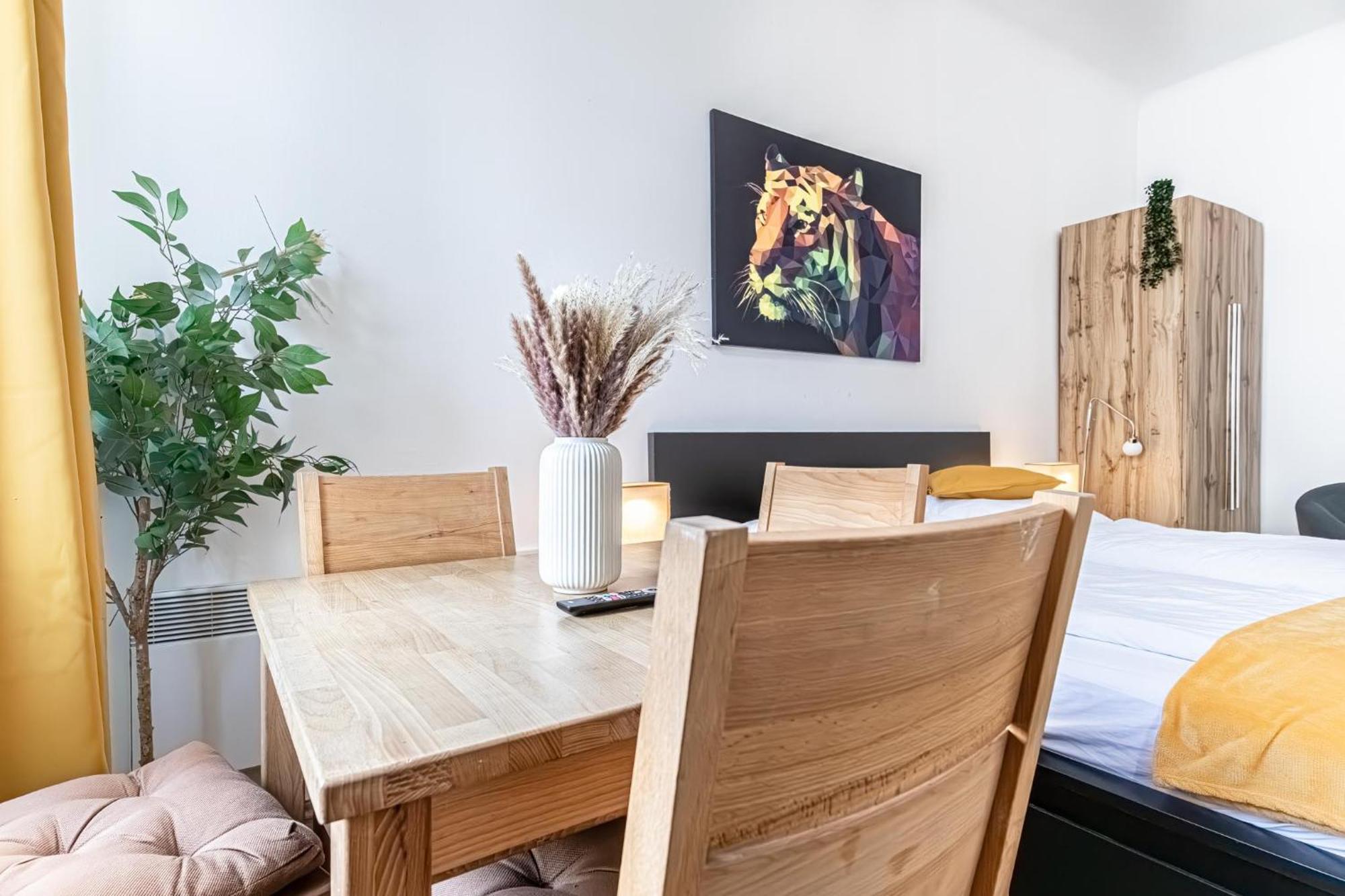 Explore Vienna: 1Br Retreat Near Westbahnhof Buitenkant foto